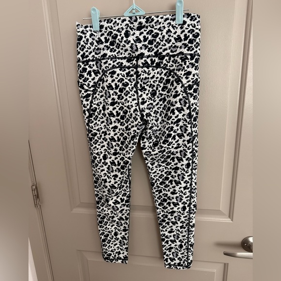 ZYIA Snow Leopard “Light & Tight” high waist leggings Size 14-16 Capri (23-25”) - Picture 2 of 9